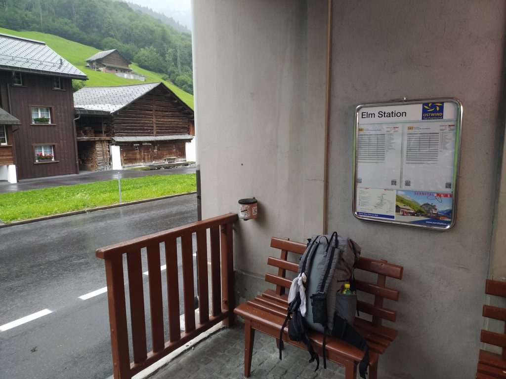 Busstation Elm auf der Via Alpina Grün